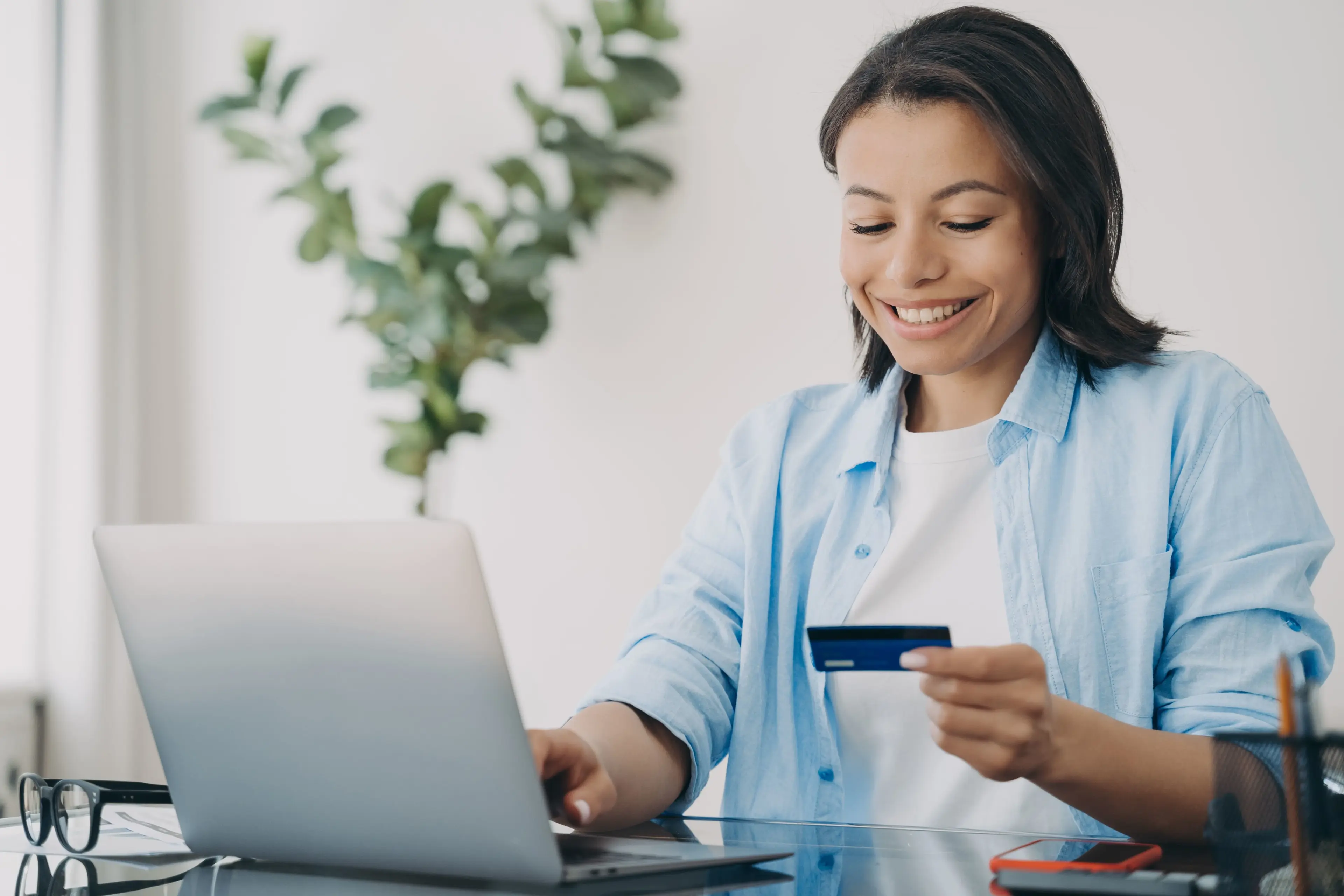 Professional paying with card in a cafe